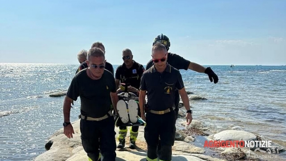 vigili del fuoco soccorrono turista cinese scala dei turchi.jpg vigili del fuoco soccorrono turista cinese scala dei turchi.jpg