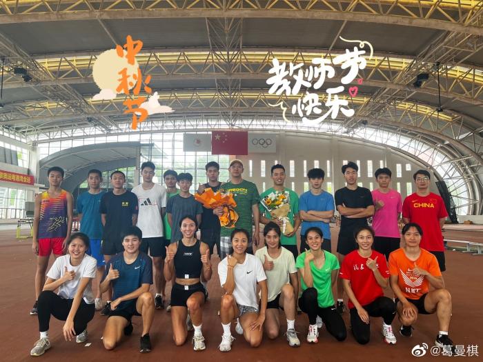 葛曼棋、林雨薇与刘朝旭教练及队友合影 图片来源:葛曼棋个人社交媒体 article_img