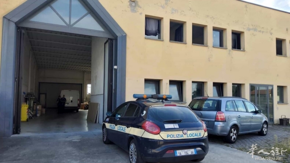 Gli agenti al laboratorio.jpg