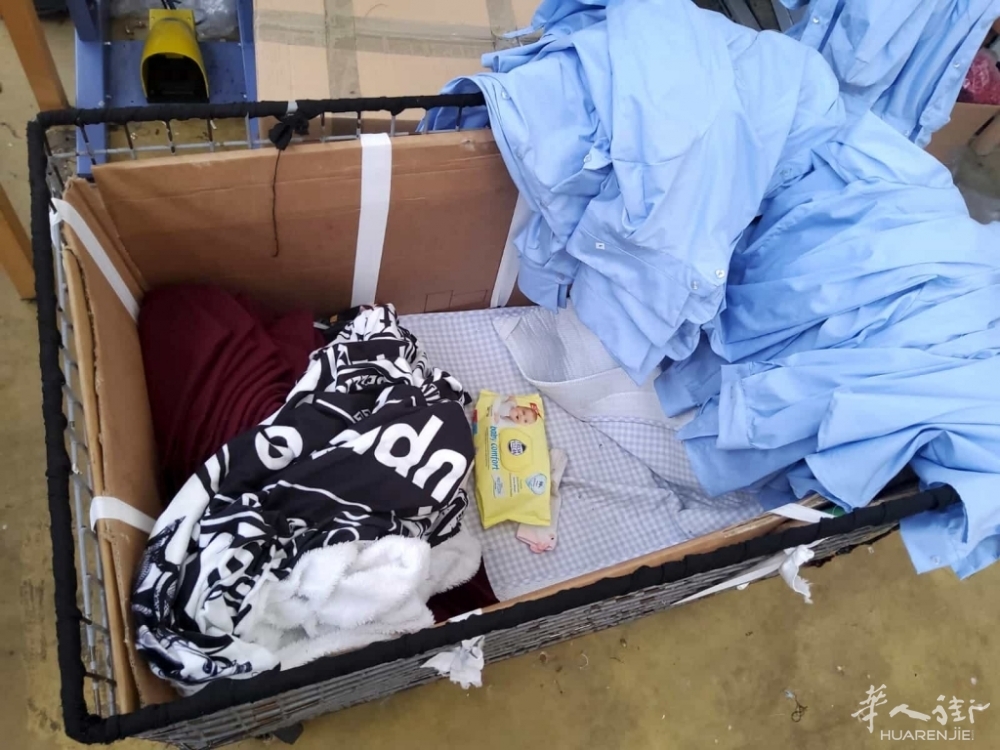 Un giaciglio di fortuna che fungeva da culla.jpg