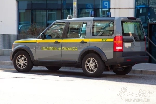 depositphotos_9855503-stock-photo-guardia-di-finanza-car.jpeg