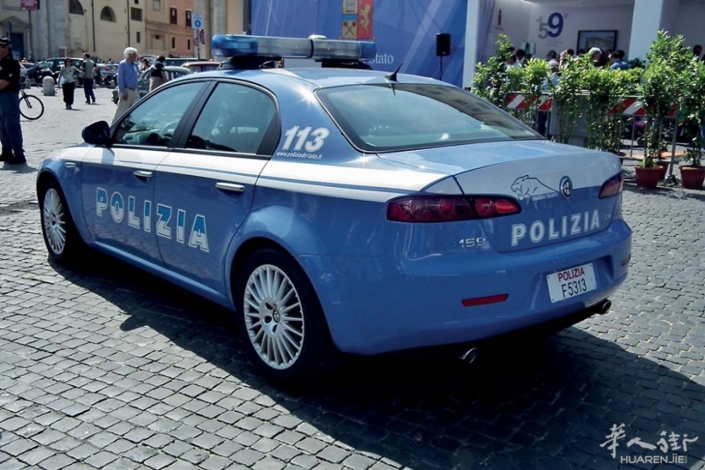 Alfa_Romeo_159_-_Polizia_di_Stato_5892680406.jpeg--una_volante.jpeg