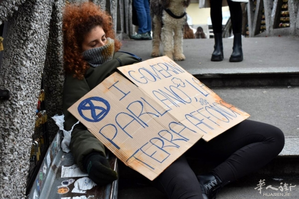 La protesta sul Naviglio Grande 2.jpg article_img