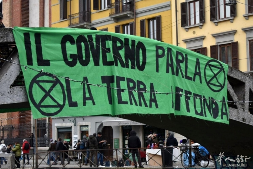 La protesta sul Naviglio Grande 8.jpg article_img