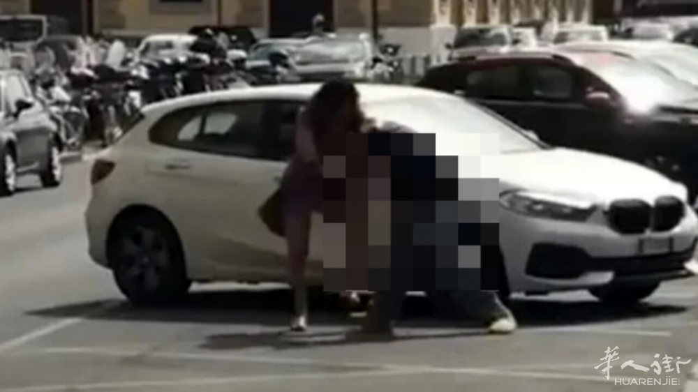 donna rapina in strada foto archivio da video.jpg