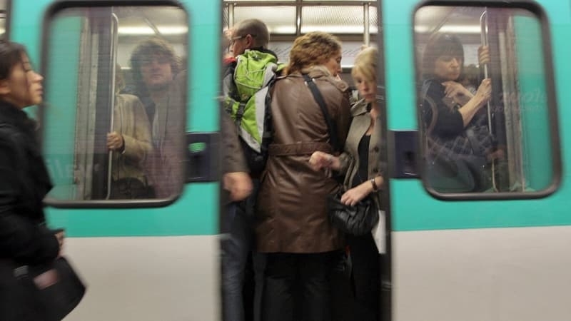 Des-usagers-de-la-RATP-dans-un-metro-bonde-illustration-1685826.jpg