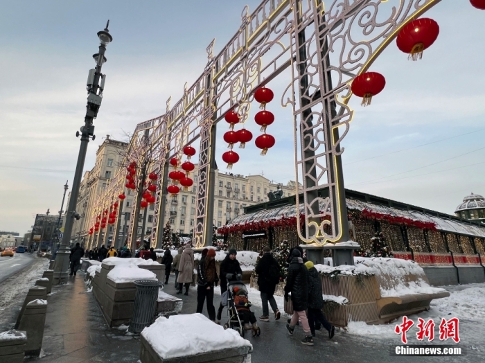 当地时间2月9日，中国农历新年庆祝活动启动仪式在莫斯科市中心的卡梅尔格尔斯基巷举行。图为特维尔大街装饰的中国大红灯笼。<a target='_blank' href='/'>中新社</a>记者 田冰 摄