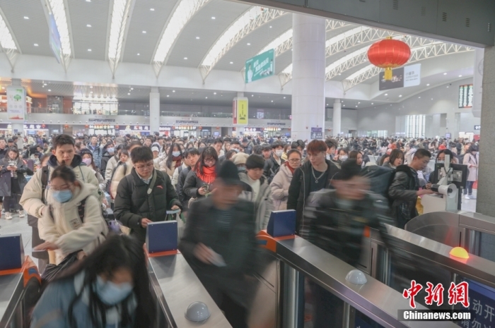 资料图：2月25日，江西南昌站，旅客通过检票口准备乘车。<a target='_blank' href='/'>中新社</a>记者 刘力鑫 摄