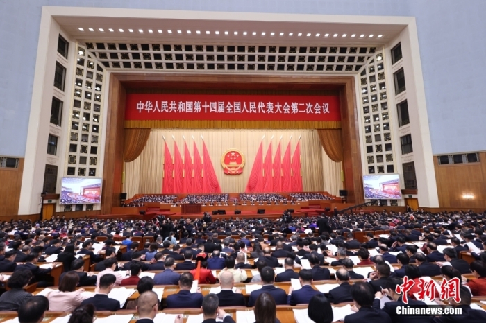 3月5日,十四届全国人大二次会议在北京人民大会堂开幕。<a target='_blank' href='/'>中新社</a>记者 盛佳鹏 摄 article_img