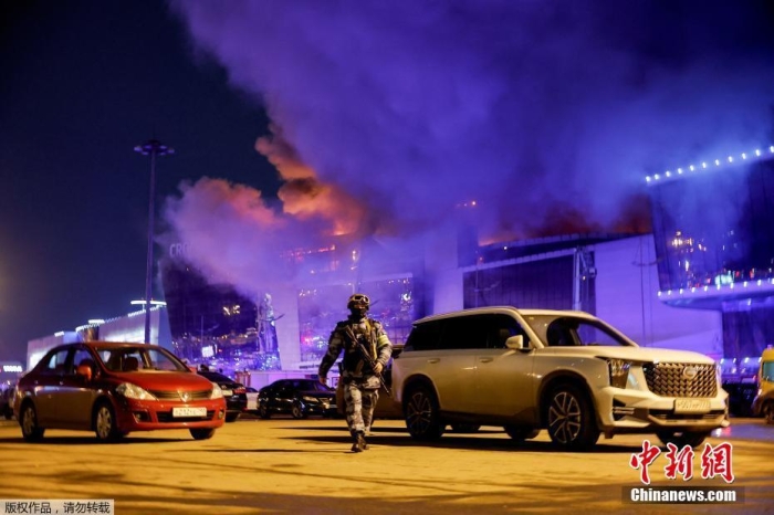 当地时间3月22日，俄罗斯首都莫斯科近郊克拉斯诺戈尔斯克市一音乐厅发生枪击事件，截至目前，袭击事件已造成60人死亡，另有145人受伤。现场的救援行动仍在持续。俄外交部说此次枪击事件为恐怖袭击。图为事发现场。