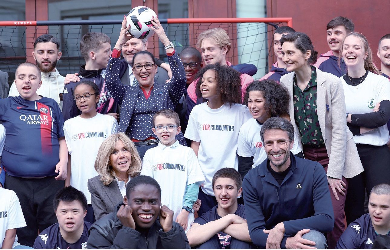 法国第一夫人看望残疾青少年推广残奥会精神