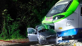 自杀还是他杀？一辆汽车与火车在路口相撞，女车主当场死亡！ ... 