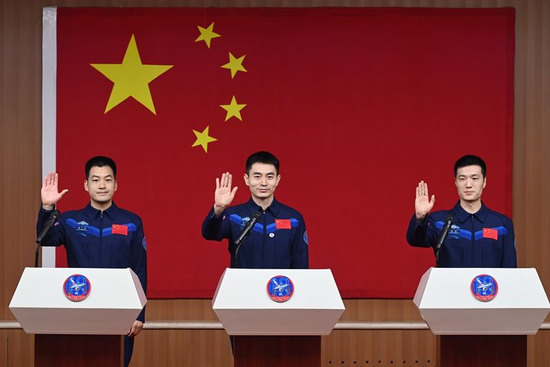 2024年月24日，神舟十八号载人飞行任务航天员叶光富(中)、李聪(右)、李广苏在酒泉卫星发射中心问天阁与媒体记者集体见面。
