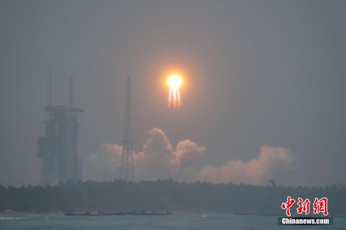 5月3日17时27分，嫦娥六号探测器由长征五号遥八运载火箭在中国文昌航天发射场成功发射。<a target='_blank' href='/' >中新网</a>记者 骆云飞 摄