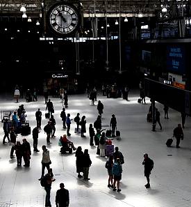 英国火车司机举行新一轮罢工 车站内亮起罢工告示牌