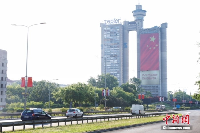 当地时间5月6日，塞尔维亚首都贝尔格莱德，被称为“贝尔格莱德西大门”的建筑格内克斯塔上悬挂起巨幅五星红旗，“热烈欢迎尊敬的中国朋友”等标语格外醒目。中新社记者 韩海丹 摄