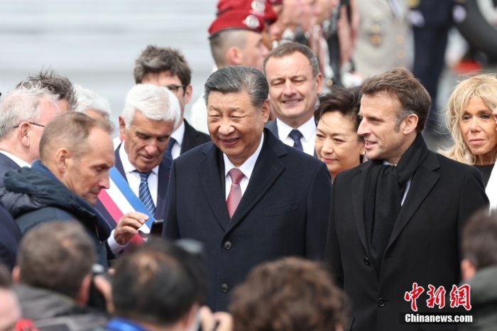 当地时间5月7日，中国国家主席习近平从法国巴黎飞抵塔布，继续对法国的国事访问。马克龙总统夫妇在机场迎接。中新社记者 盛佳鹏 摄