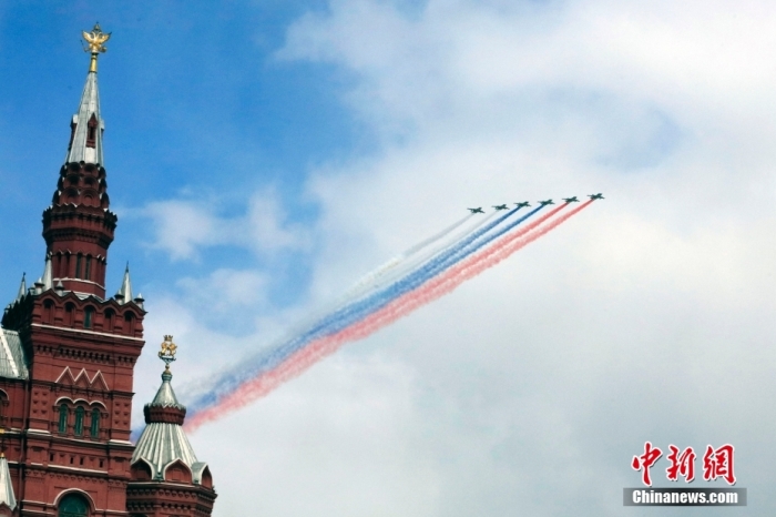 当地时间5月9日，俄罗斯在首都莫斯科红场举行阅兵式，纪念卫国战争胜利79周年。图为空中梯队飞越红场上空，在空中拉出俄罗斯国旗白、蓝、红三色彩烟。<a target='_blank' href='/'>中新社</a>记者 田冰 摄