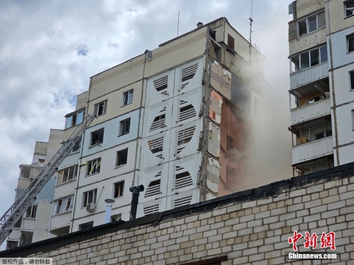 当地时间12日，俄罗斯别尔哥罗德市一栋多层居民楼的一个单元发生坍塌，图为发生坍塌的居民楼。
