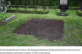 丧心病狂！德国已故老牌政治家朔伊布勒坟墓被掘