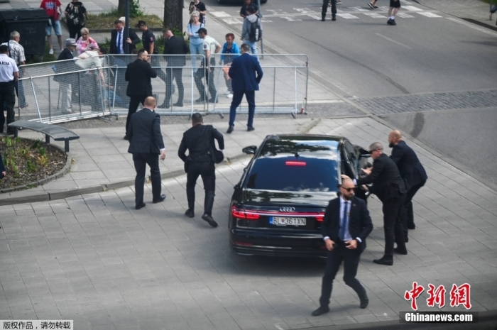 当地时间5月15日，发生枪击事件后，安全人员将斯洛伐克总理菲佐转移到车里。据美联社及路透社最新消息，斯洛伐克总理菲佐在一起枪击事件中受伤，目前已被送往医院。报道称，有一名嫌疑人已被拘留。