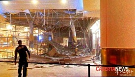 卡塞塔一购物中心天花板突坍塌，年轻人惊慌撤离！ 
