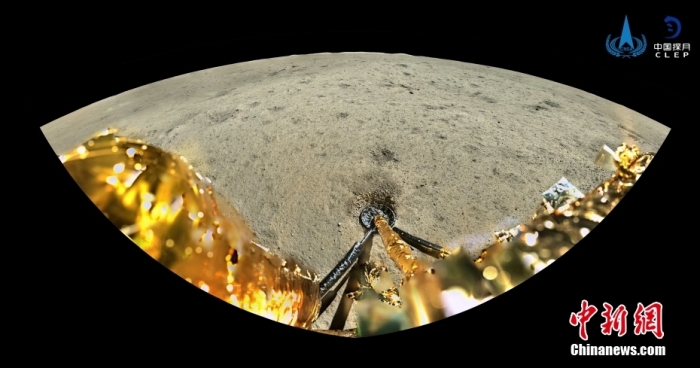图为嫦娥六号着陆器全景相机拍摄的影像图。

该图由全景相机在嫦娥六号表取采样前，对着陆点北侧月面拍摄的彩色图像镶嵌制作而成。图像上方是着陆点北部查菲环形山，图像的下方是着陆腿和着陆时冲击挤压隆起的月壤。图/国家航天局