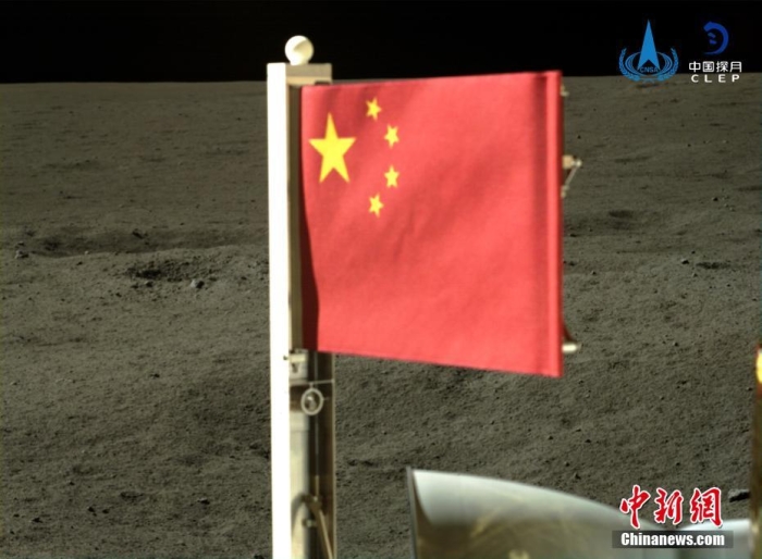 6月4日，中国国家航天局公布了嫦娥六号探测器在月球背面的五星红旗展示影像。鲜艳的五星红旗再次闪耀月球，这也是中国首次在月球背面独立动态展示国旗。中新社发 中国国家航天局 供图