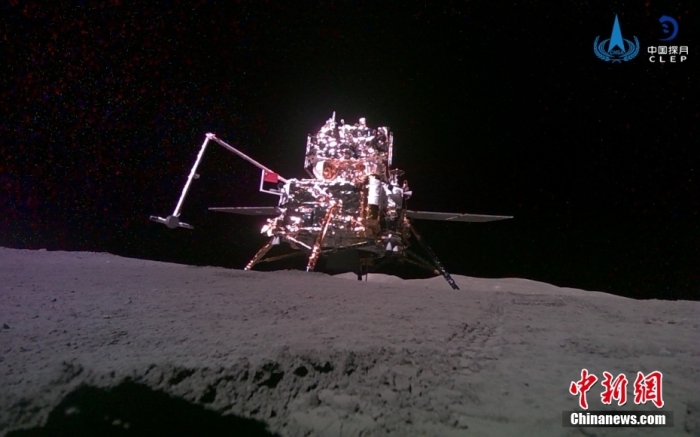 6月3日，嫦娥六号携带的“移动相机”，自主移动并成功拍摄、回传着陆器和上升器合影。中新社发 中国国家航天局 供图