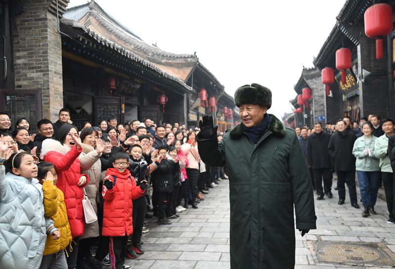 2022年1月27日，习近平总书记在平遥古城向现场群众挥手致意。