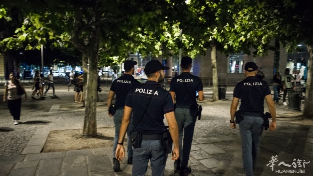 米兰街头暴力！30多北非人团伙围攻并抢劫年轻人，警方全力追捕！ ... 