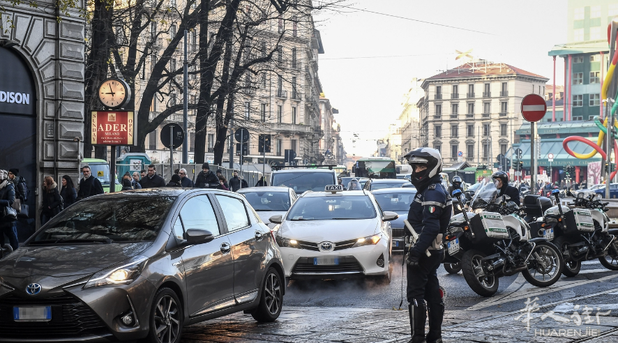 三歹徒米兰九头马公园附近大白天抢劫中国游客，劳力士手表不翼而飞！ ... 