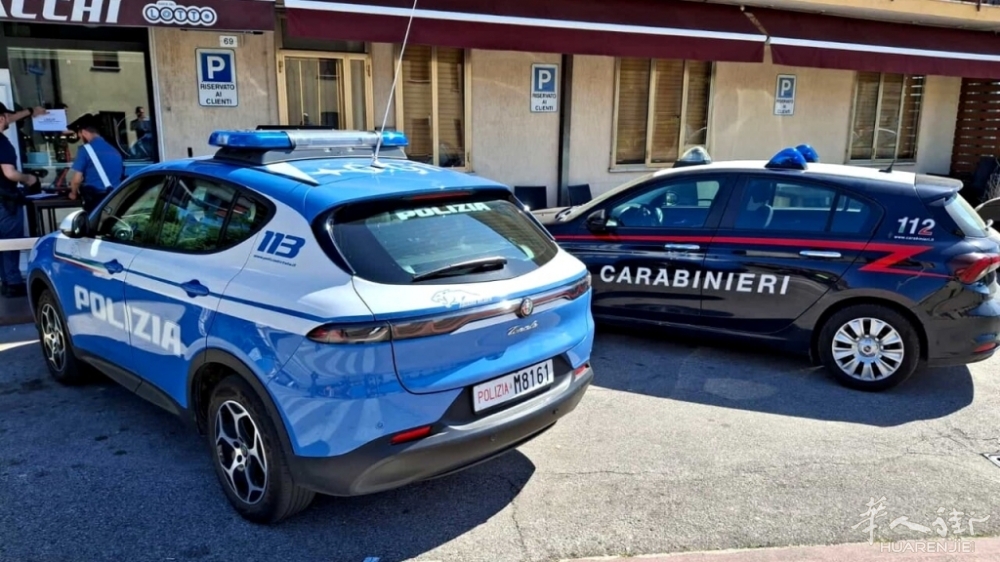 Polizia e carabinieri all'esterno del bar Speranza.jpg