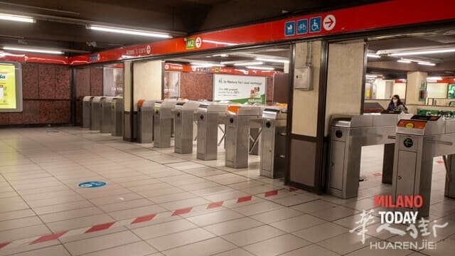 Sciopero mezzi Atm, metro fermata rossa vuota. Foto LaPresse Milano.jpg
