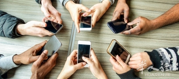 gruppo-di-amici-che-utilizzano-smartphone-le-mani-della-gente-si-divertono-con-i.jpg