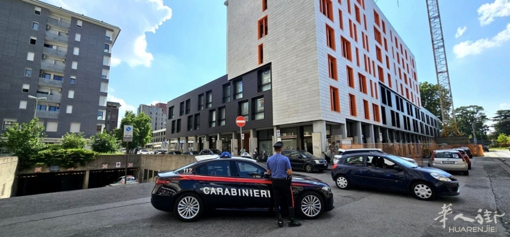 I carabinieri in piazza De Gasperi a Padova.jpg