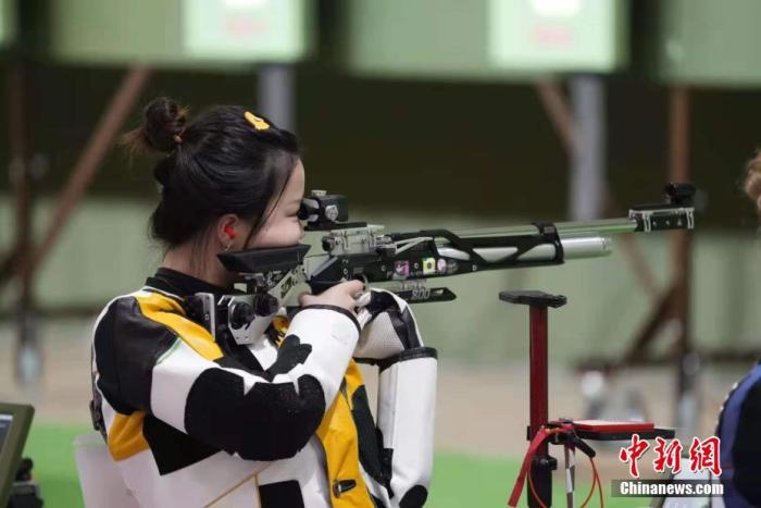 东京奥运会女子10米气步枪决赛中，中国选手杨倩夺得冠军。图为杨倩在比赛中。<a target='_blank' href='/'>中新社</a>记者 杜洋 摄