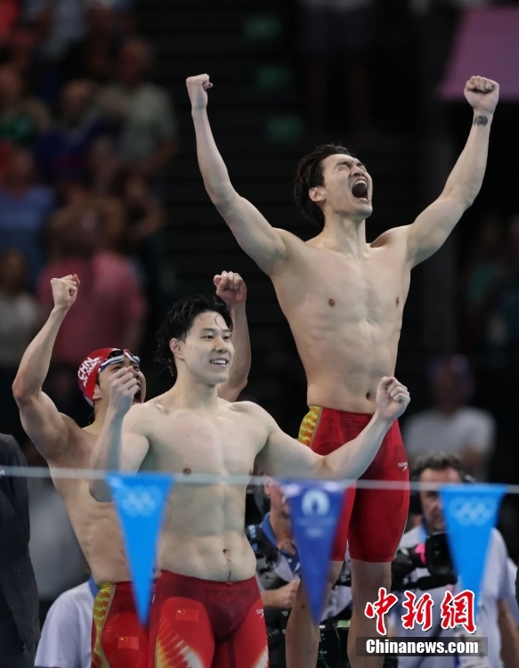 当地时间8月4日,在巴黎奥运会游泳项目男子4x100米混合泳接力决赛中,由徐嘉余、覃海洋、孙佳俊、潘展乐组成的中国队夺得金牌。图为中国队选手在夺冠后庆祝。<a target='_blank' href='/'>中新社</a>记者 富田 摄 article_img
