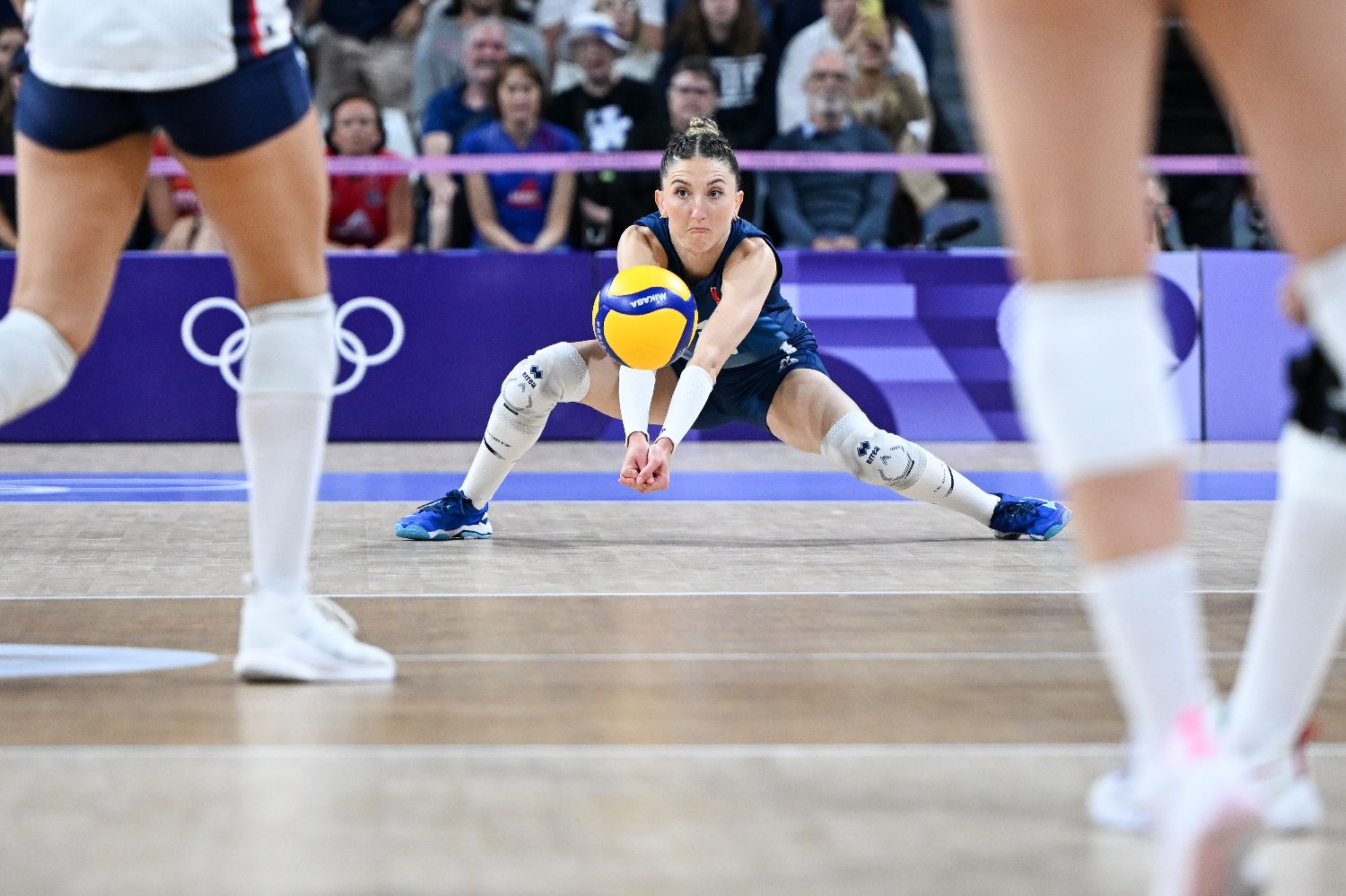 巴黎奥运会女子排球小组赛 法国队不敌美国队