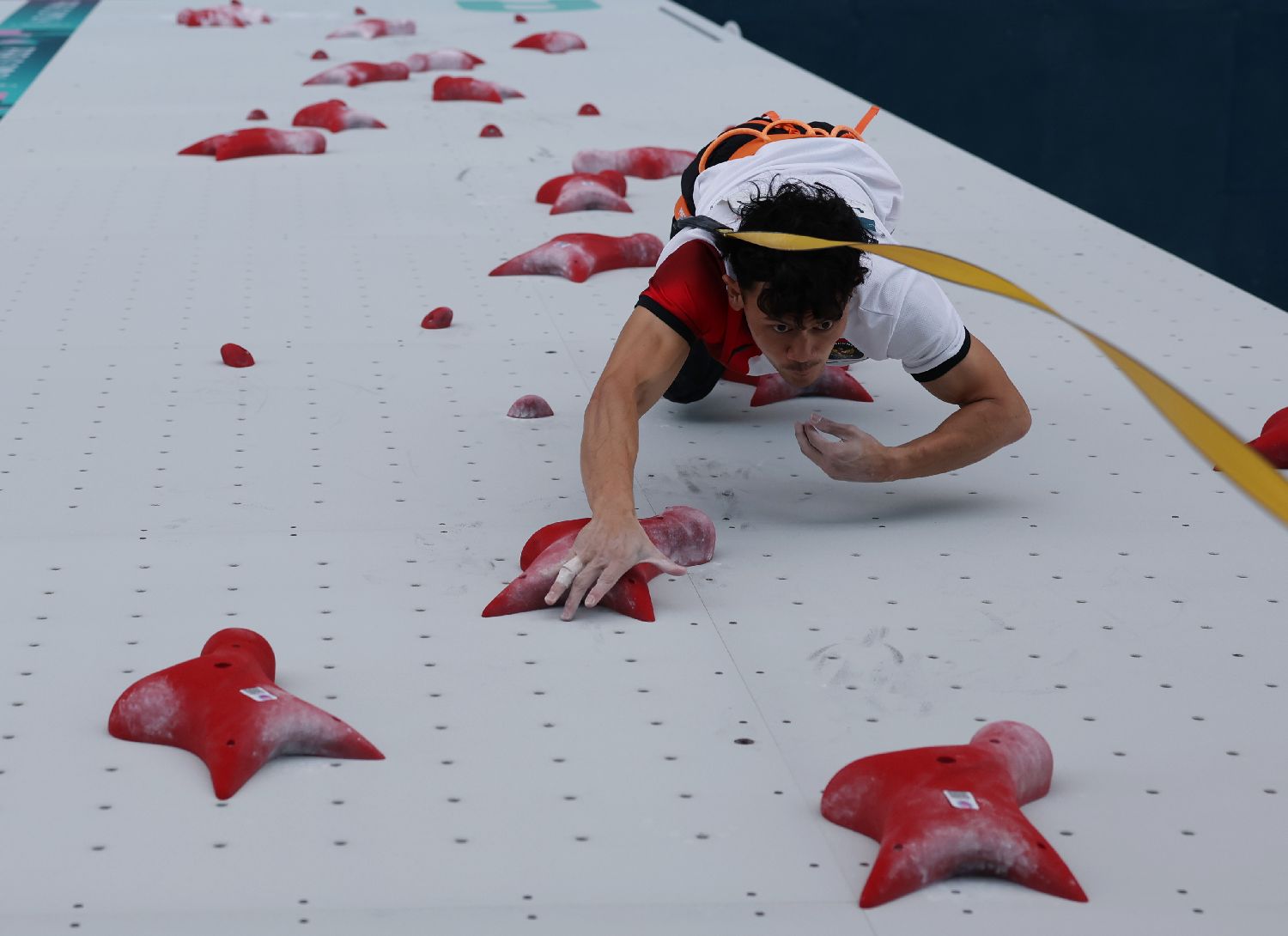 中国攀岩选手伍鹏男子速度赛摘银