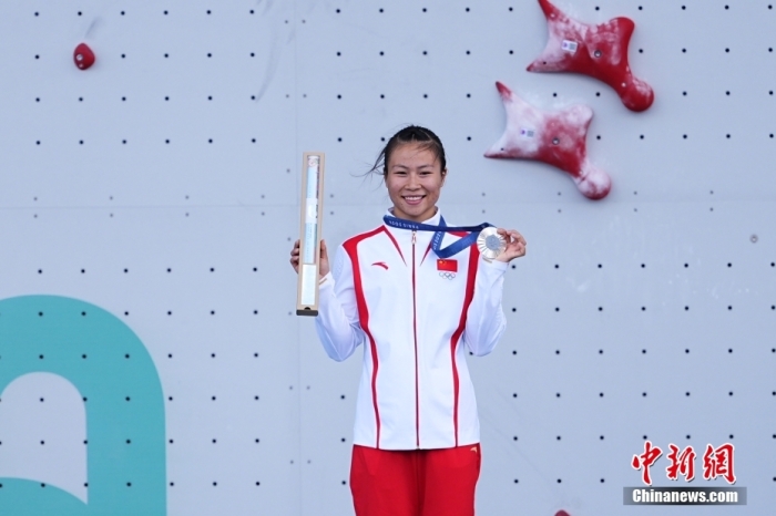 图为邓丽娟展示奖牌。<a target='_blank' href='/'>中新社</a>记者 赵文宇 摄 article_img