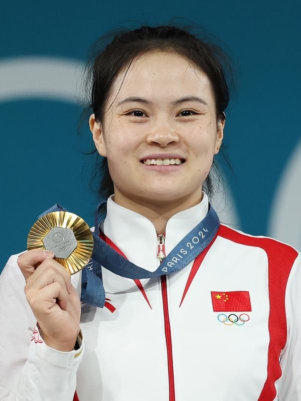 罗诗芳为中国举重队摘得第三金