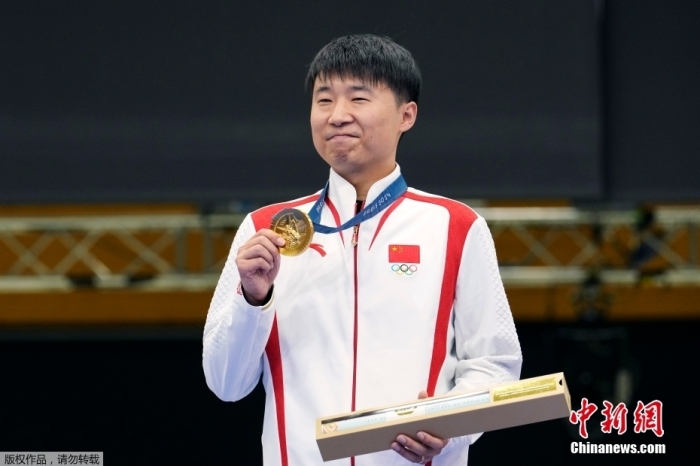 图为李越宏展示金牌。 article_img