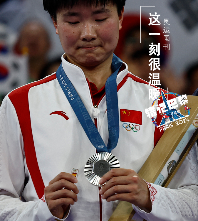 奥运赛场上,中国代表团的运动员们用共渡难关、共赴荣光和惺惺相惜,诠释着体育的魅力。他们,是队友,是对手,是教练和队员,在那些超越竞技的灿烂时刻,更是最懂彼此的同路人。奥运美好,因为他们的共赴,更好。
羽毛球女单的颁奖仪式上,何冰娇举起一枚西班牙奥委会徽章,向半决赛上受伤的对手西班牙选手马林致意。 article_img
