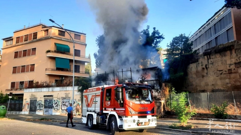 incendio piazza albania.jpeg