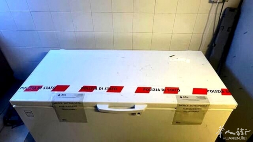 Congelatore sequestrato nel ristorante chiuso a Torino. Foto da TorinoToday.jpg