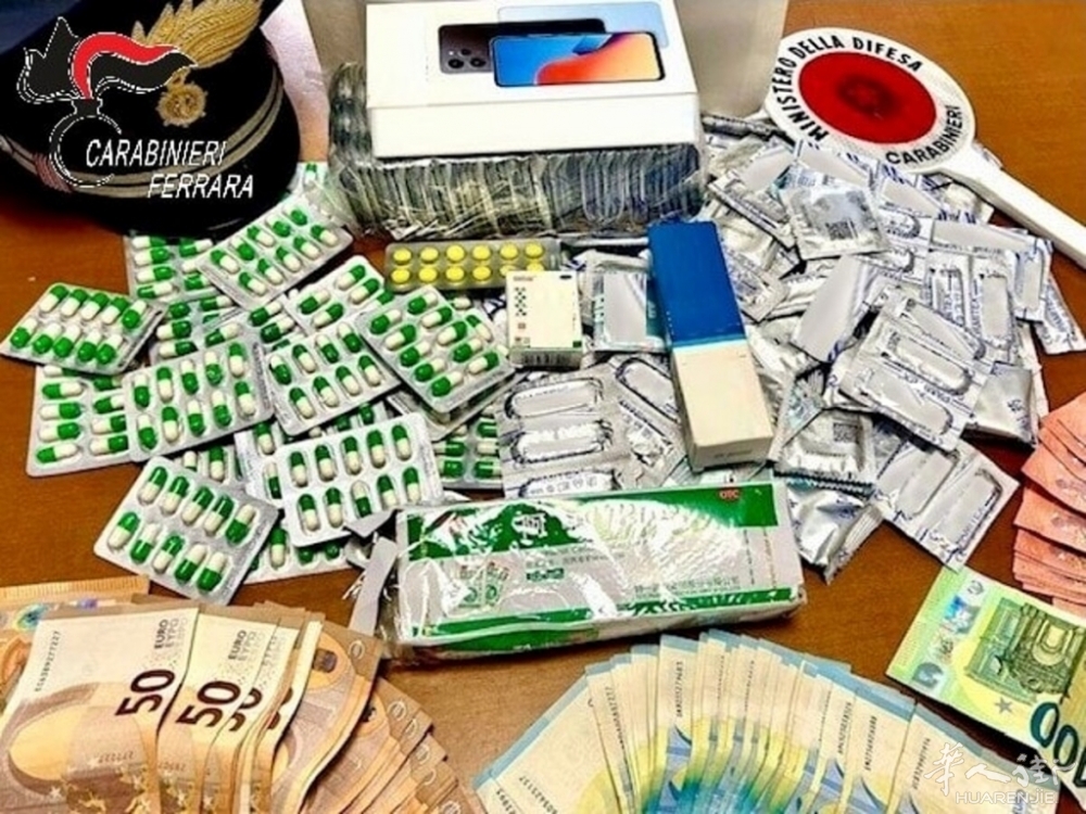 Il materiale sequestrato dai carabinieri nella casa.jpg