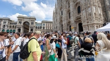 Turisti a Milano 2023 - Porta LaPresse.jpg