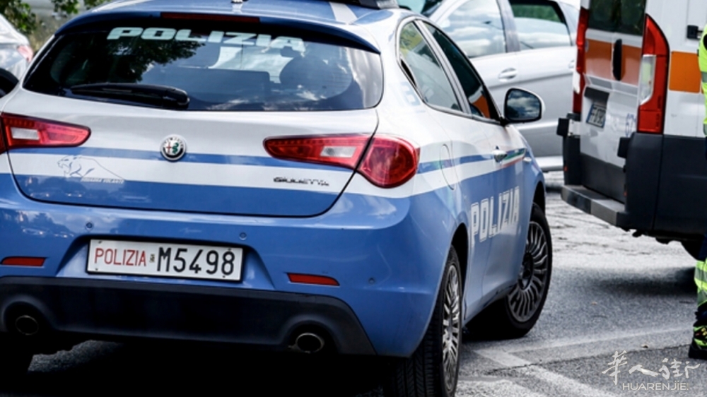 Polizia ambulanza nuova (foto LaPresse).jpg