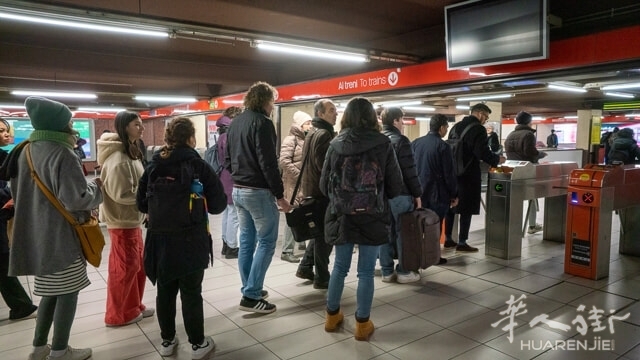 Sciopero dei mezzi Atm, folla tornelli metro. Orari mezzi Atm- LaPresse.jpg